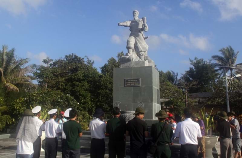 Dời lư hương trước tượng đài Trần Hưng Đạo: cần sửa ngay một quyết định vội vã 
